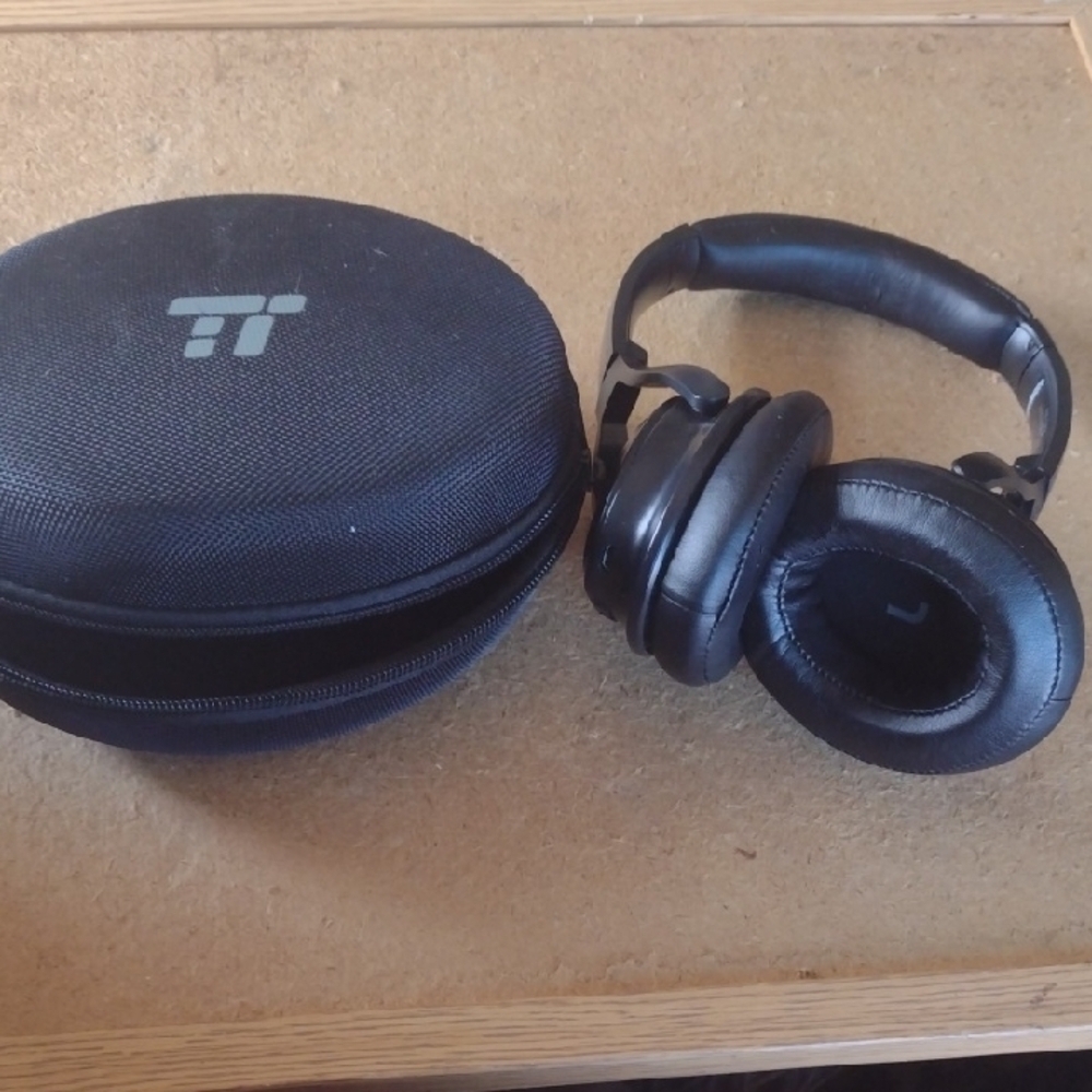 TaoTronics Black Wireless Headphones with Case